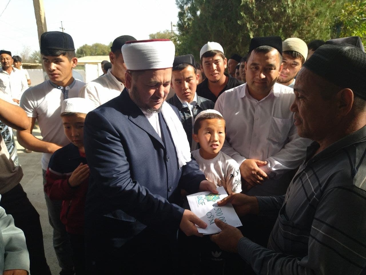 100000000 сумов денежными средствами переданы 40 семьям.