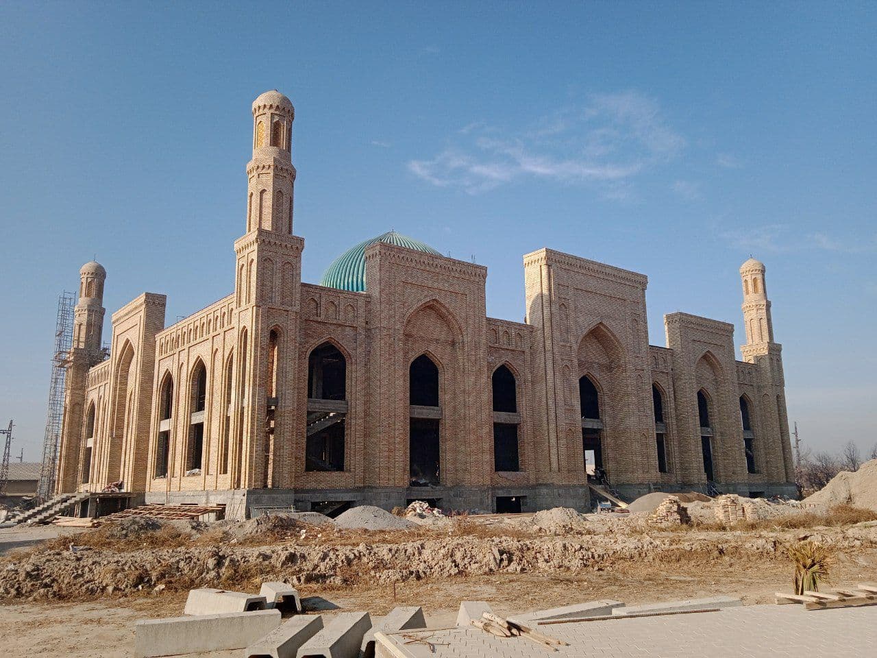 Ustoz Yahyo domla Ubaydulloh o'g'li Uychidagi ulamo maqbarasini ziyorat qildi